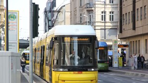 A yellow tram with the destination sign "Südbahnhof" on its front. - Mikon Eastgate Hotel (Berlin)