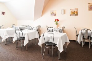 Daily continental breakfast (EUR 9 per person) - Mikon Eastgate Hotel (Berlin)