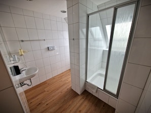Double Room | Bathroom | Shower, hair dryer, towels - Mikon Eastgate Hotel (Berlin)