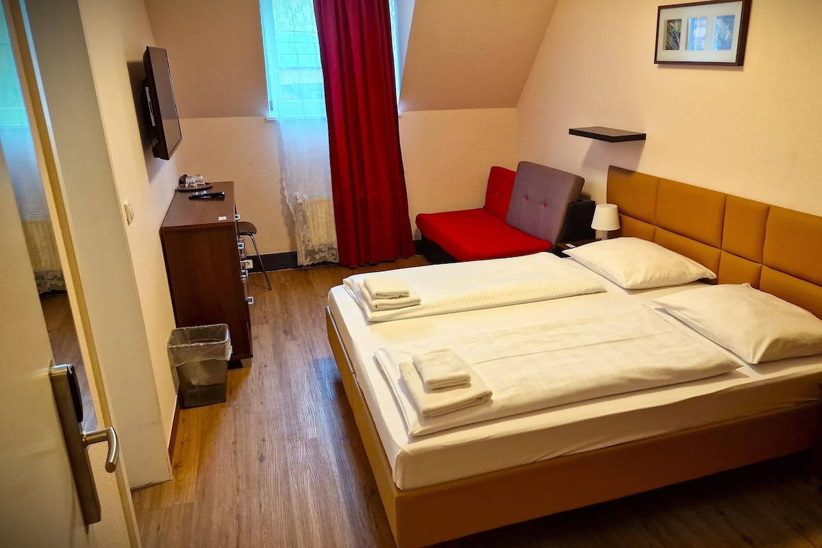 Chambre Familiale | Rideaux occultants, lits bébé (gratuits), Wi-Fi gratuit, draps fournis