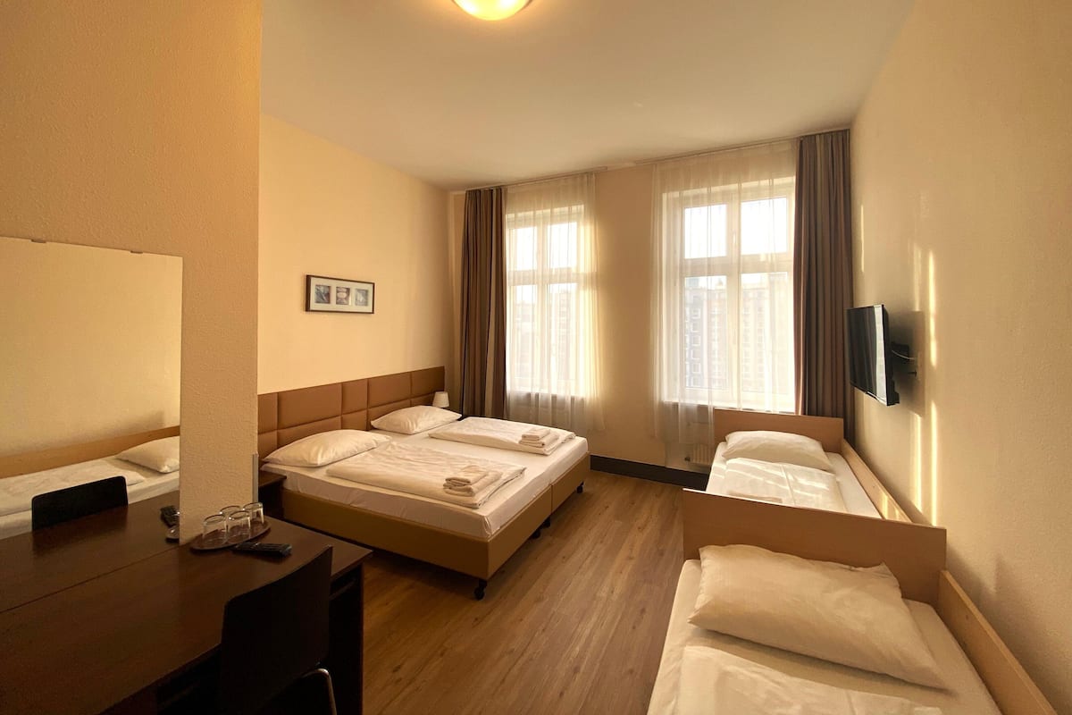 Chambre Quadruple | Rideaux occultants, lits bébé (gratuits), Wi-Fi gratuit, draps fournis