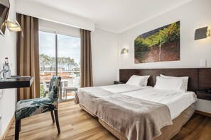 Double or Twin Room | Hypo-allergenic bedding, in-room safe, desk, soundproofing - Hotel White Waters (Machico)