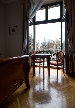 Escritorio, tabla de planchar con plancha, wifi gratis y ropa de cama