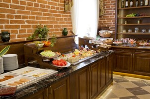 Daily buffet breakfast for a fee