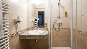 Ducha, secador de pelo, toallas
