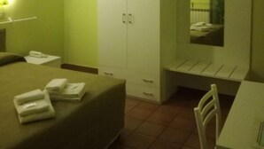 Caja de seguridad en la habitación y tabla de planchar con plancha