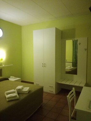 Zimmersafe, BĂŒgeleisen/BĂŒgelbrett, Zustellbetten, kostenloses WLAN