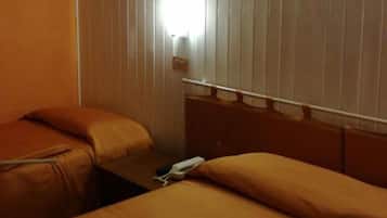 Caja de seguridad en la habitación y tabla de planchar con plancha