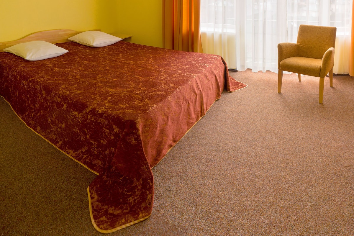 Desk, soundproofing, free WiFi, bed sheets