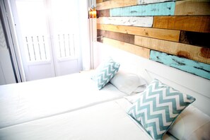 Minibar, in-room safe, desk, blackout drapes - Hotel Life Gran Via (Madrid)