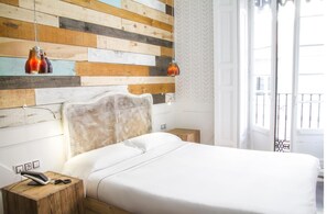 Frigobar, cofres nos quartos, escrivaninha, cortinas blackout