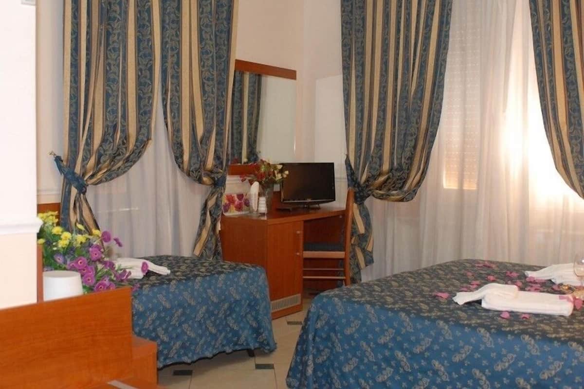 خزنة داخل الغرفة وأسرّة قابلة للطي وواي فاي مجانًا