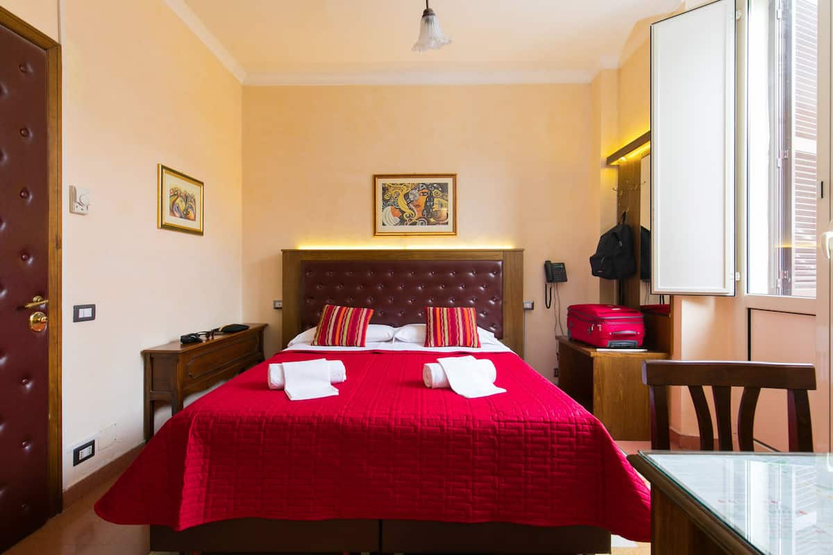 Double Room, 1 Katil Kelamin (Double) atau 2 Katil Bujang (Single), Balcony, Courtyard View | Peti besi dalam bilik, dihias secara berasingan