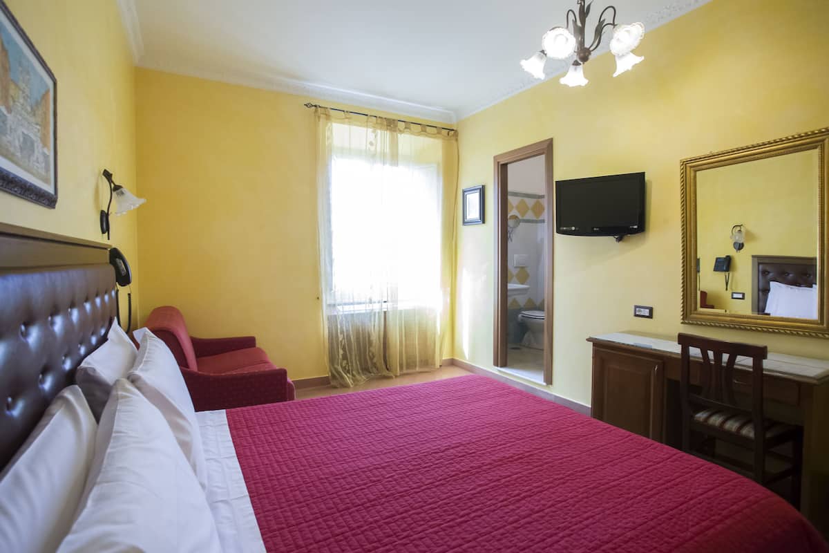 Superior Double Room, 1 Katil Kelamin (Double) atau 2 Katil Bujang (Single), Ensuite, Tower | Peti besi dalam bilik, dihias secara berasingan
