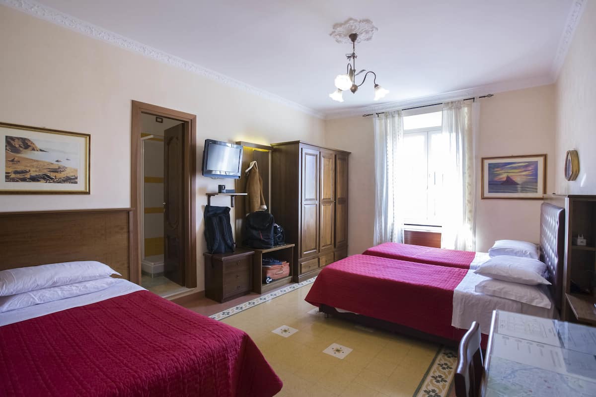 Superior Triple Room, Ensuite, City View | Peti besi dalam bilik, dihias secara berasingan