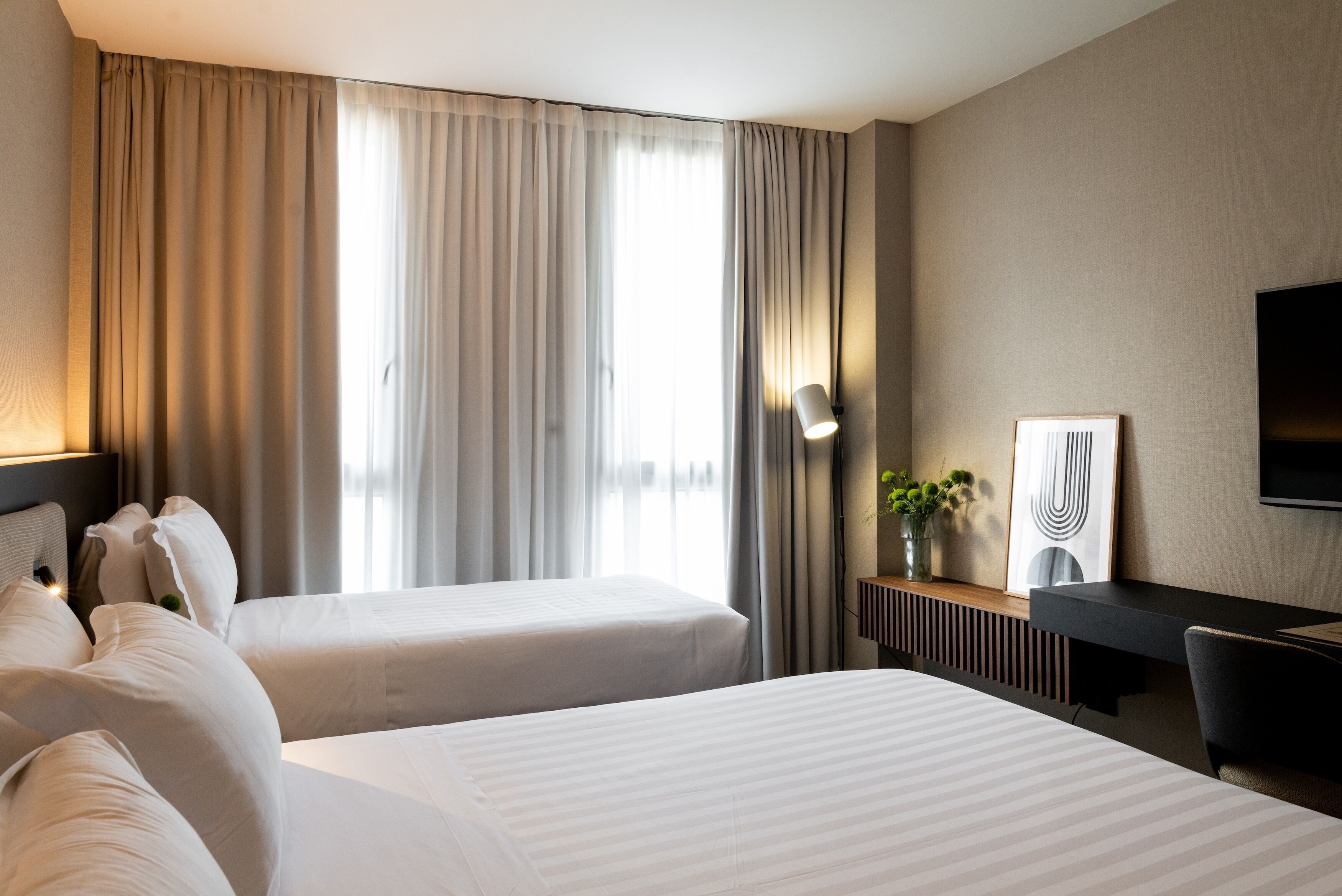 Ropa de cama de alta calidad, cubrecamas y artículos del minibar gratis 