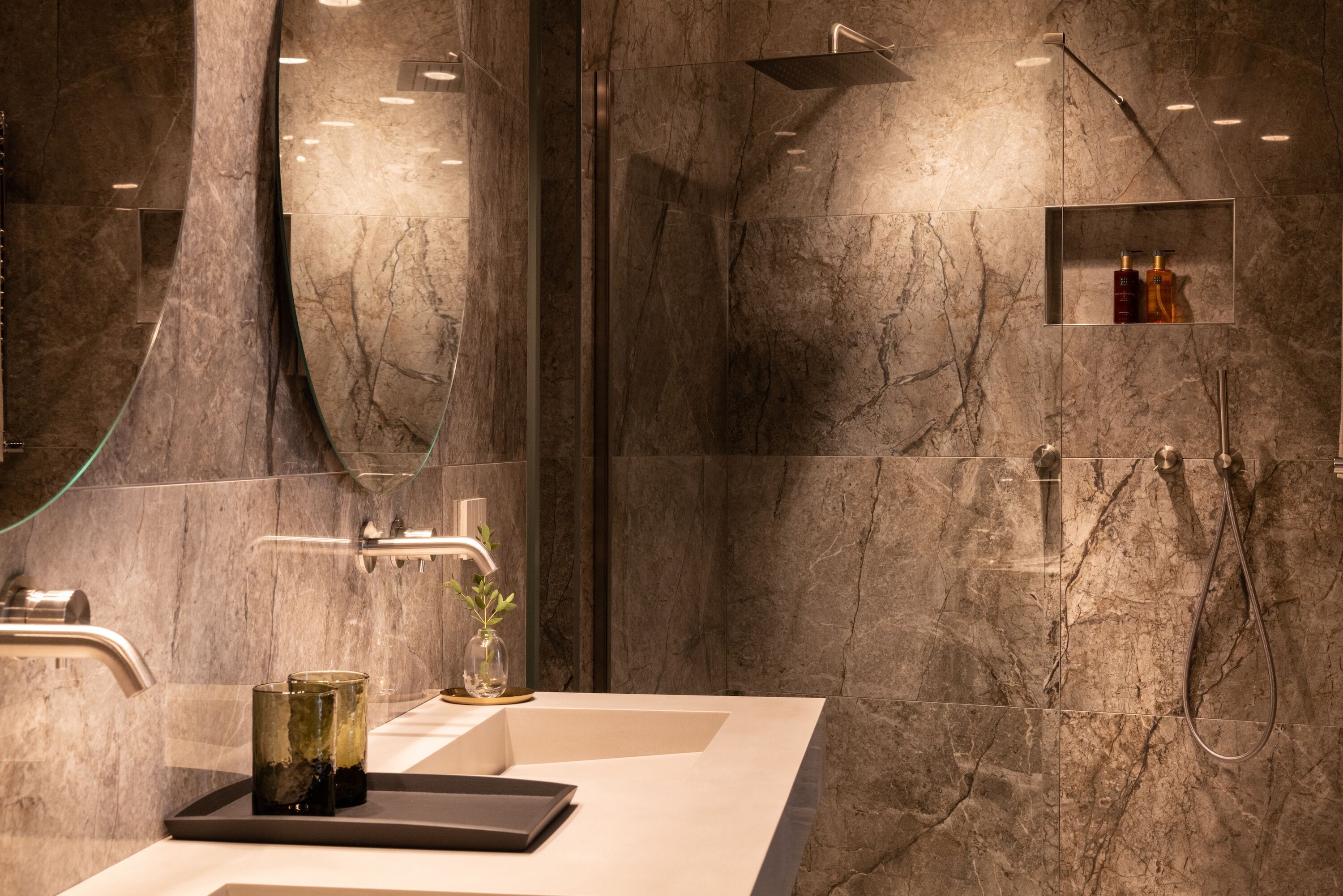 Suite, Whirlpool | Badezimmer | Designer-Toilettenartikel, Haartrockner, Hausschuhe, Bidet