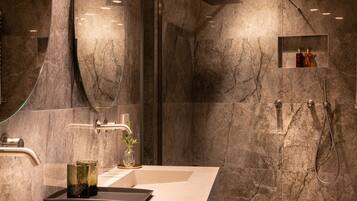 Suite, Whirlpool | Badezimmer | Designer-Toilettenartikel, Haartrockner, Hausschuhe, Bidet