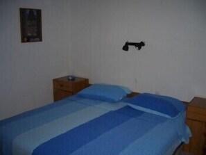 Double Room | Desk, iron/ironing board, free cribs/infant beds, free WiFi - Vis Apartments (Vis)
