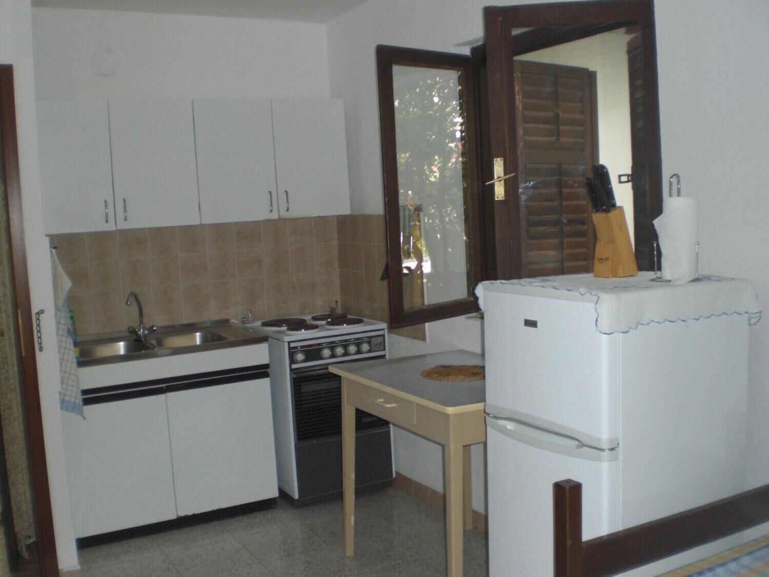 Kühlschrank, Wasserkocher mit Kaffee-/Teezubehör