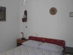 Desk, iron/ironing board, free cribs/infant beds, free WiFi - Vis Apartments (Vis)