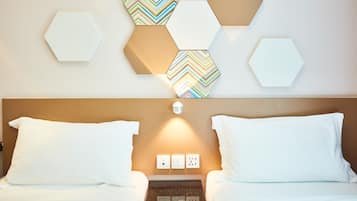 Habitación superior, 2 camas individuales | Escritorio, tabla de planchar con plancha, wifi gratis y ropa de cama