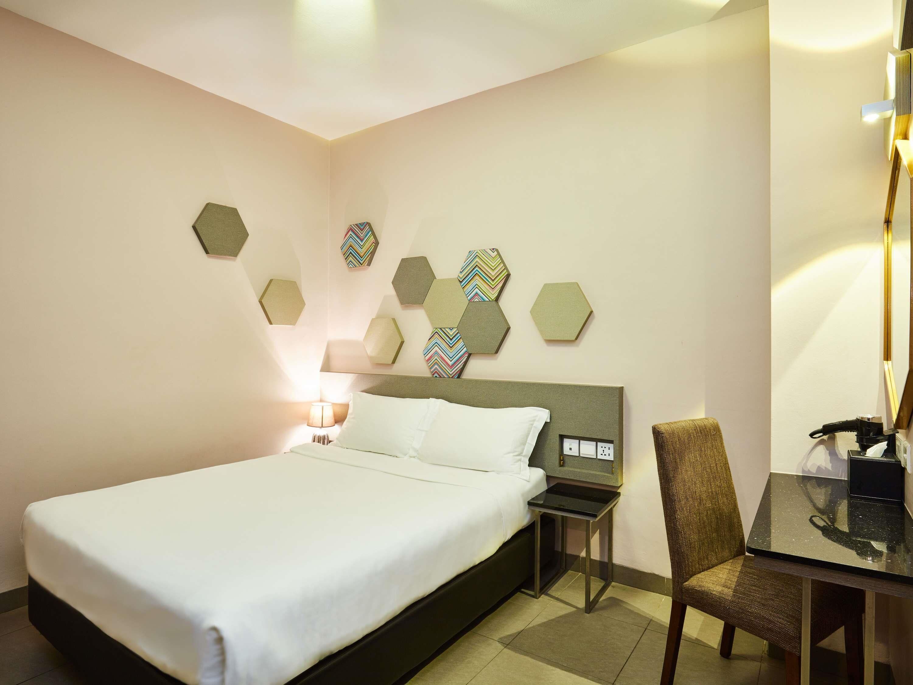 Habitación doble estándar, 1 cama matrimonial | Escritorio, tabla de planchar con plancha, wifi gratis y ropa de cama 