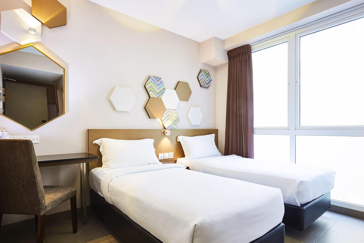 Habitación superior, 2 camas individuales | Escritorio, tabla de planchar con plancha, wifi gratis y ropa de cama