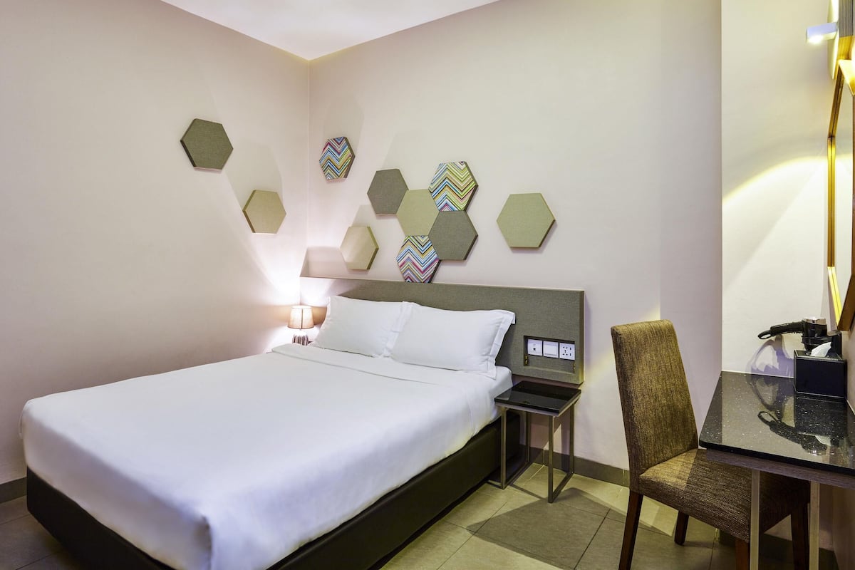 Habitación doble estándar, 1 cama matrimonial | Escritorio, tabla de planchar con plancha, wifi gratis y ropa de cama