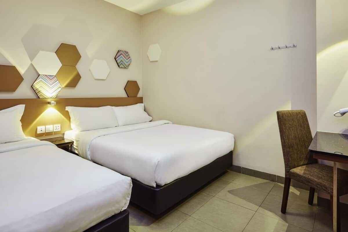 Habitación doble estándar, varias camas | Escritorio, tabla de planchar con plancha, wifi gratis y ropa de cama