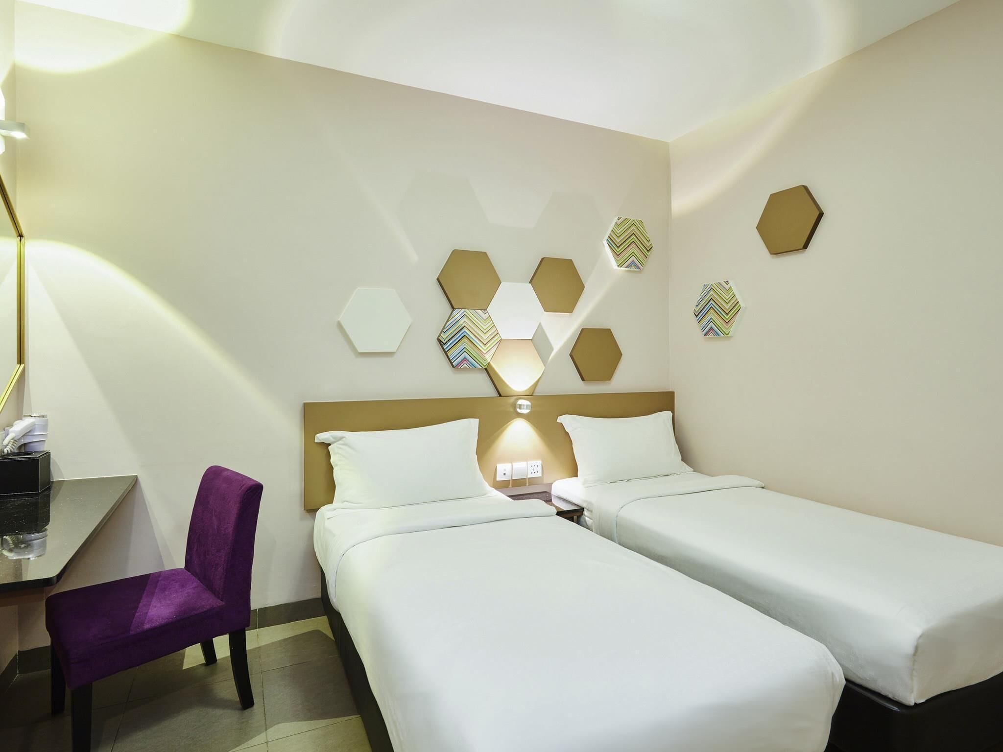 Bureau, fer et planche à repasser, Wi-Fi gratuit, draps fournis