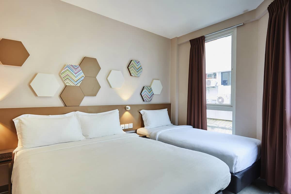 Habitación doble superior, varias camas | Escritorio, tabla de planchar con plancha, wifi gratis y ropa de cama
