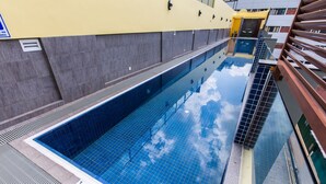Zwembad met betegelde rand en een dieptemerkering van 1,2 meter.
