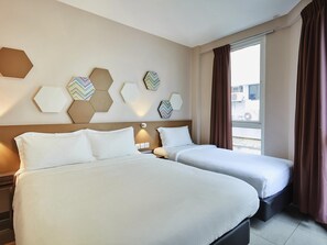Habitación doble superior, varias camas | Escritorio, tabla de planchar con plancha, wifi gratis y ropa de cama 