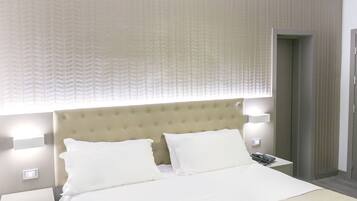 Triple Room | Minibar, in-room safe, desk, blackout drapes