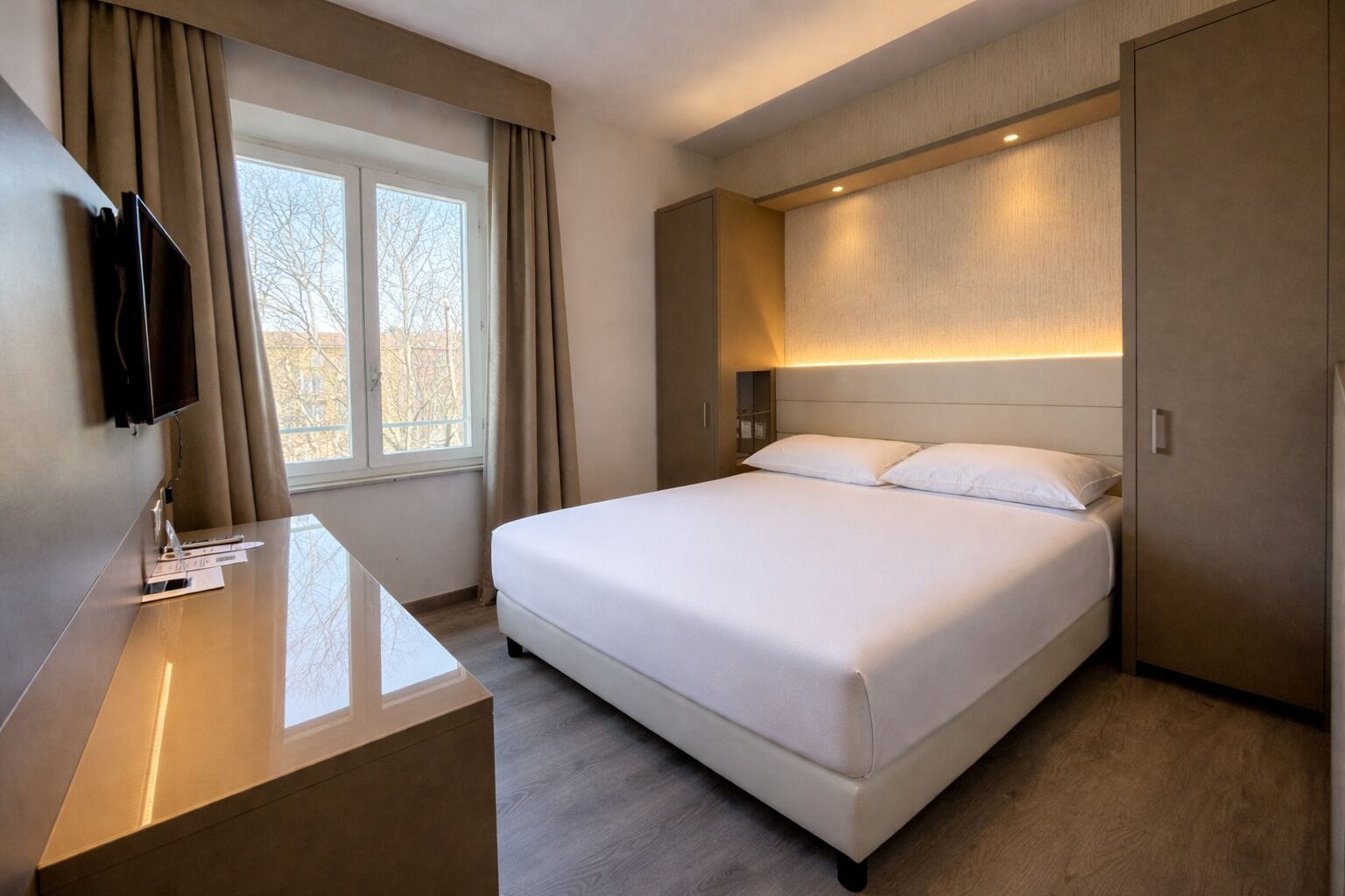 Superior Double or Twin Room | Minibar, in-room safe, desk, blackout curtains