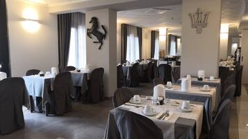 Daily continental breakfast (EUR 15 per person)