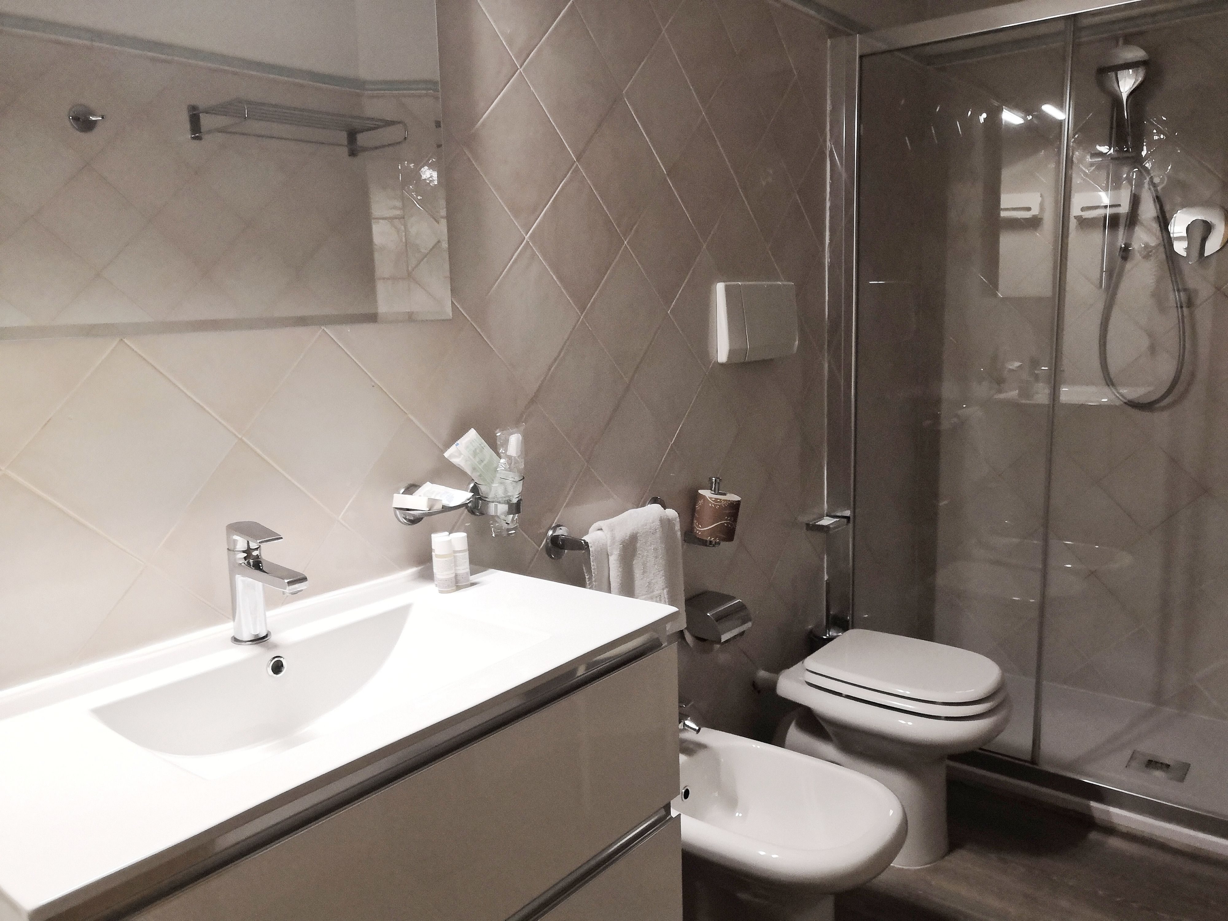 triple room | bathroom | shower, free toiletries, hair dryer, slippers