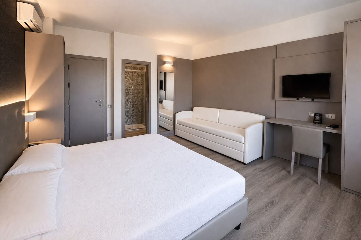 Minibar, caja de seguridad en la habitación y escritorio