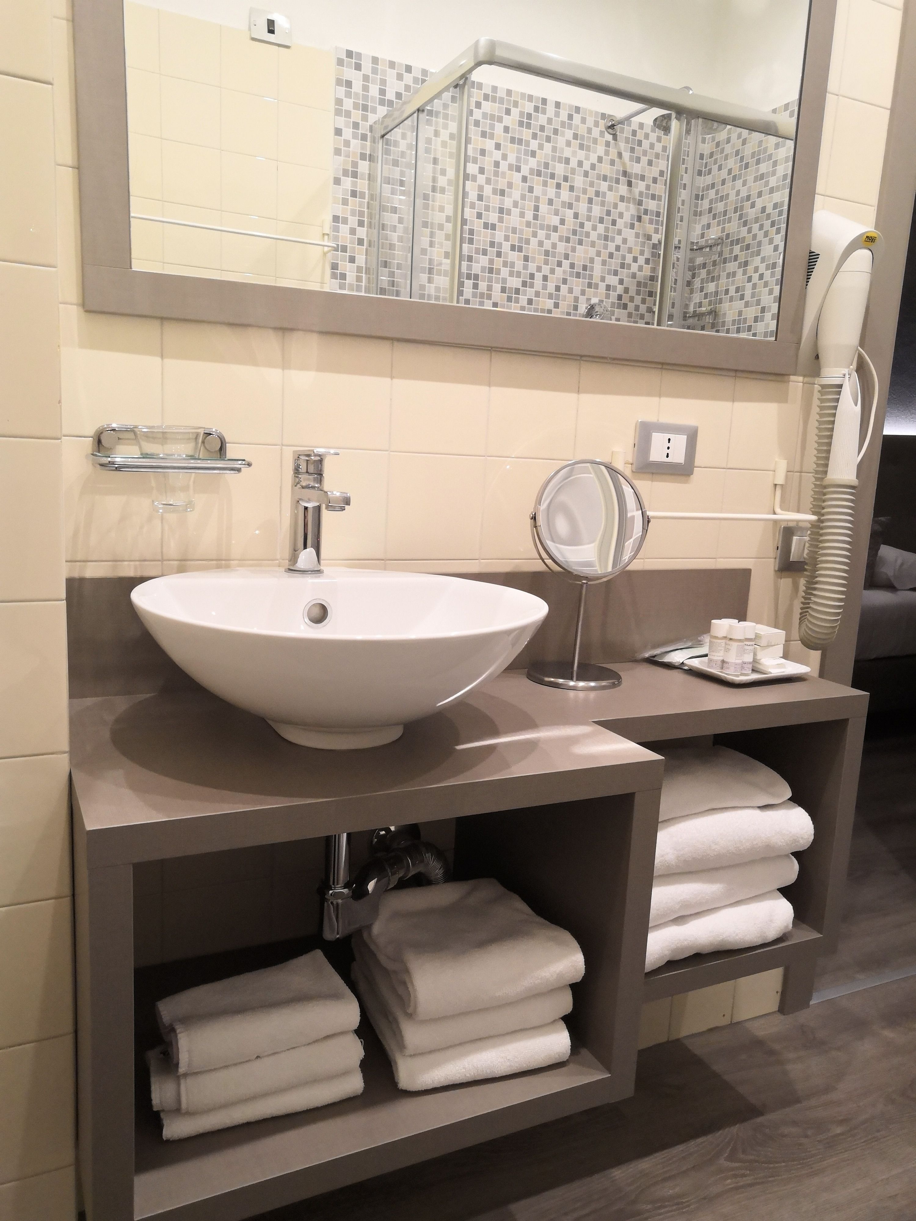 Einzelzimmer | Badezimmer | Dusche, kostenlose Toilettenartikel, Haartrockner, Hausschuhe