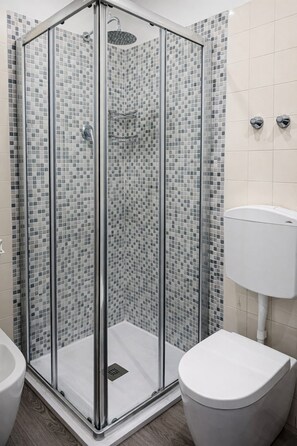 Classic Double or Twin Room | Bathroom | Shower, free toiletries, hair dryer, slippers