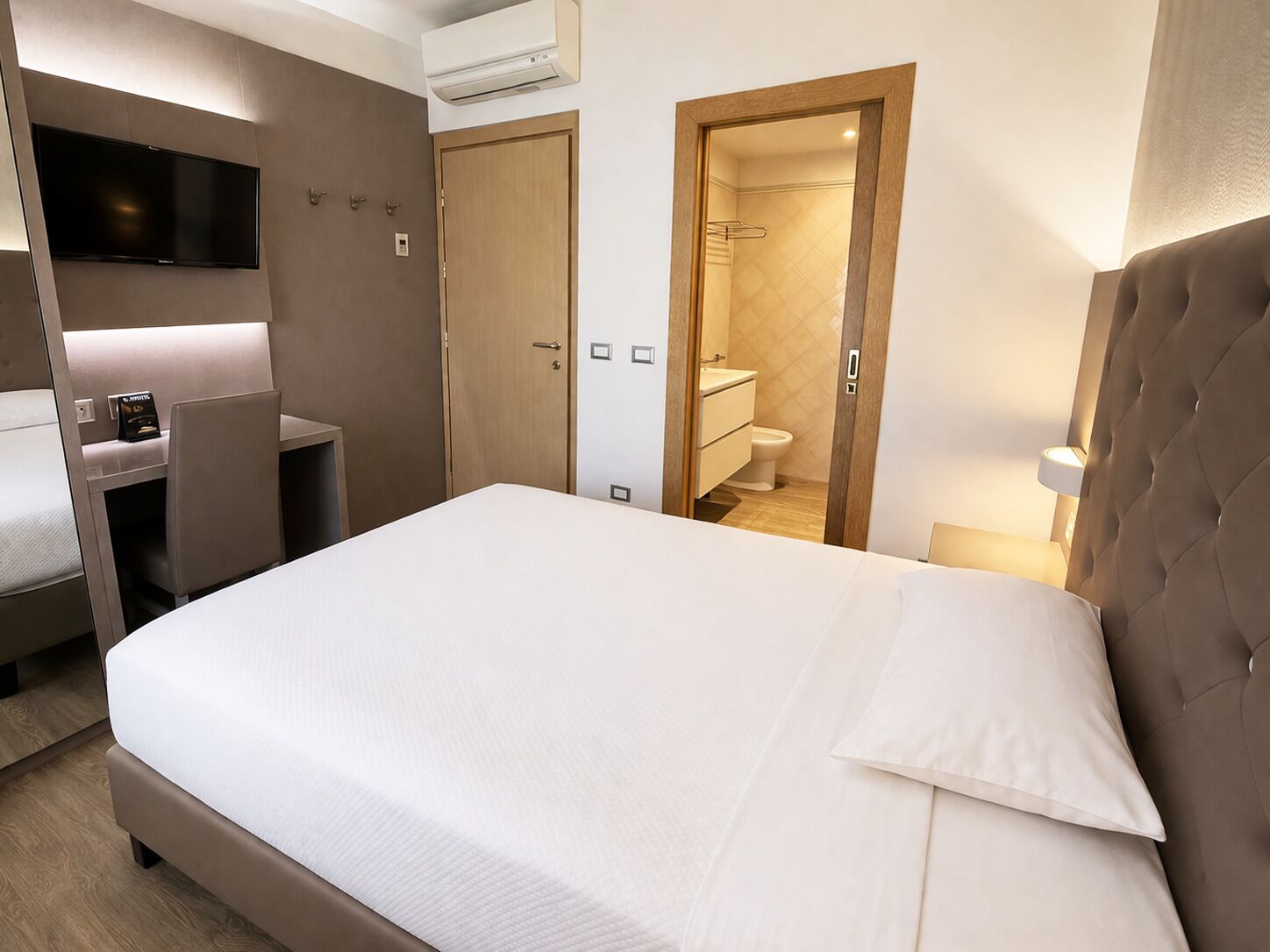 غرفة مزدوجة كلاسيكية | ميني بار وخزنة داخل الغرفة ومكتب وستائر تعتيم