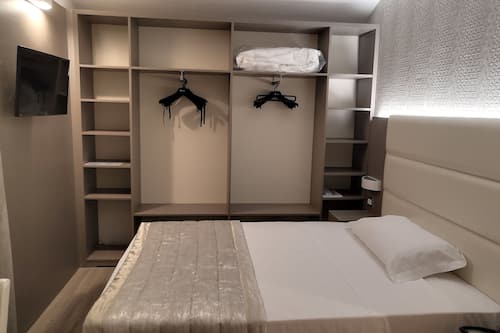 Habitación individual superior | Minibar, caja fuerte, escritorio y cortinas opacas