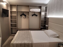 Superior Single Room | Minibar, in-room safe, desk, blackout drapes