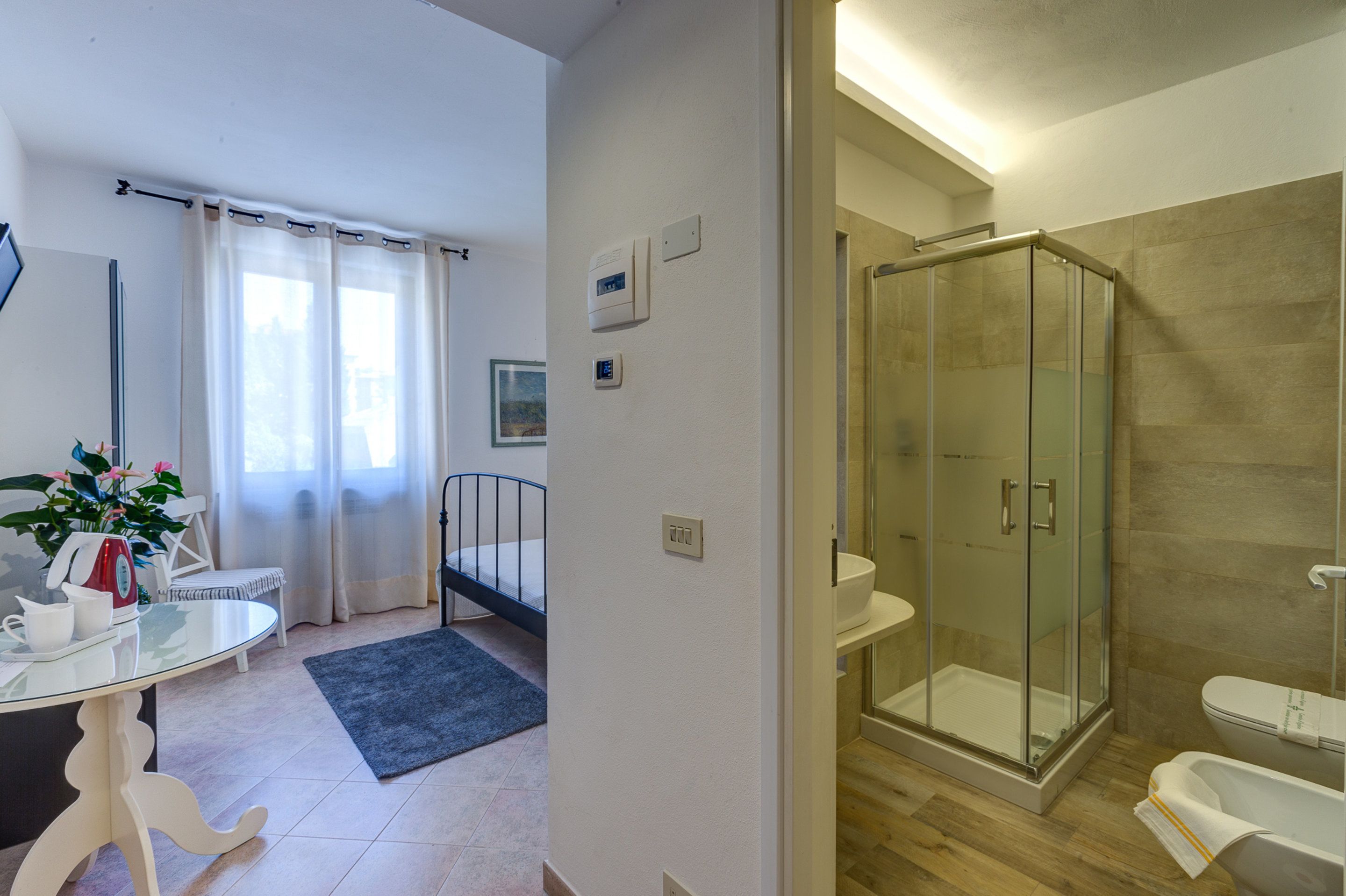 double room | bathroom | combined shower/bathtub, deep-soaking bathtub, free toiletries
