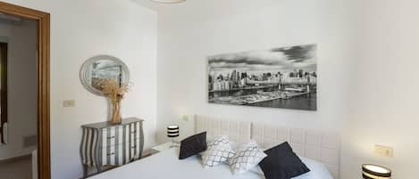 Minibar, bureau, espace de travail pour ordinateur portable