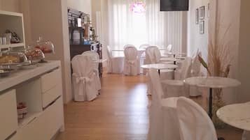 TĂ€gliches kontinentales FrĂŒhstĂŒck (7 EUR pro Person)