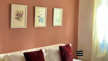 Minibar, escritorio y espacio para trabajar con laptop