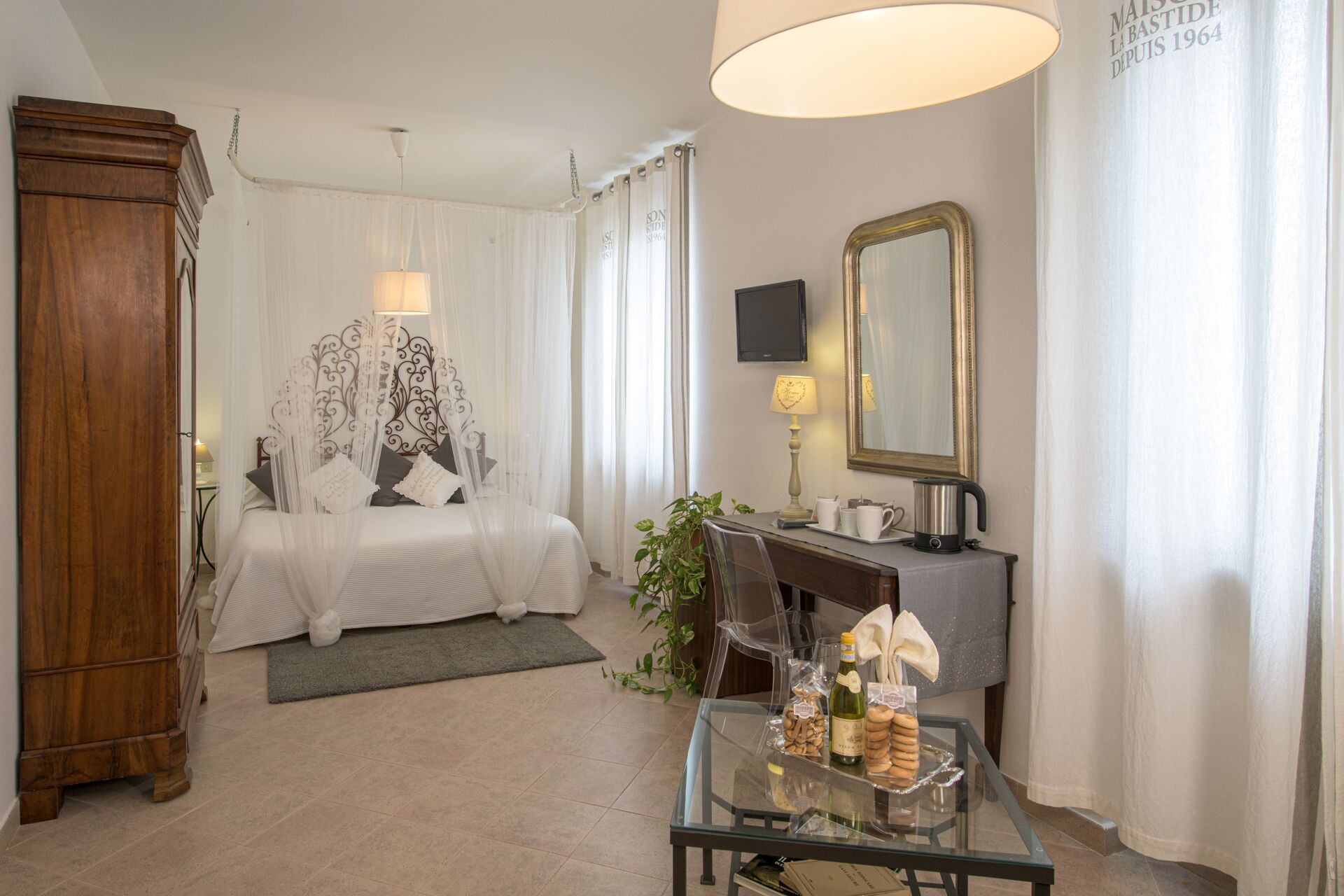 1 bedroom, minibar, desk, laptop workspace