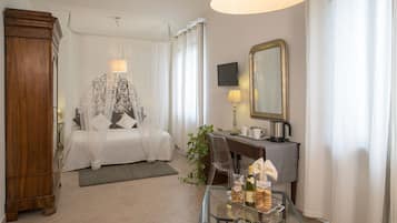 Minibar, escriptori i espai de treball apte per a portàtils